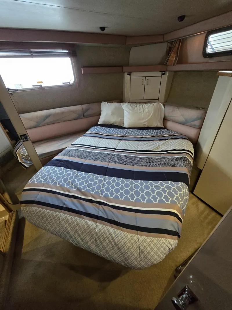 Slide: The Image of 1990 Bayliner 4387 Motoryacht 43 - 7834220