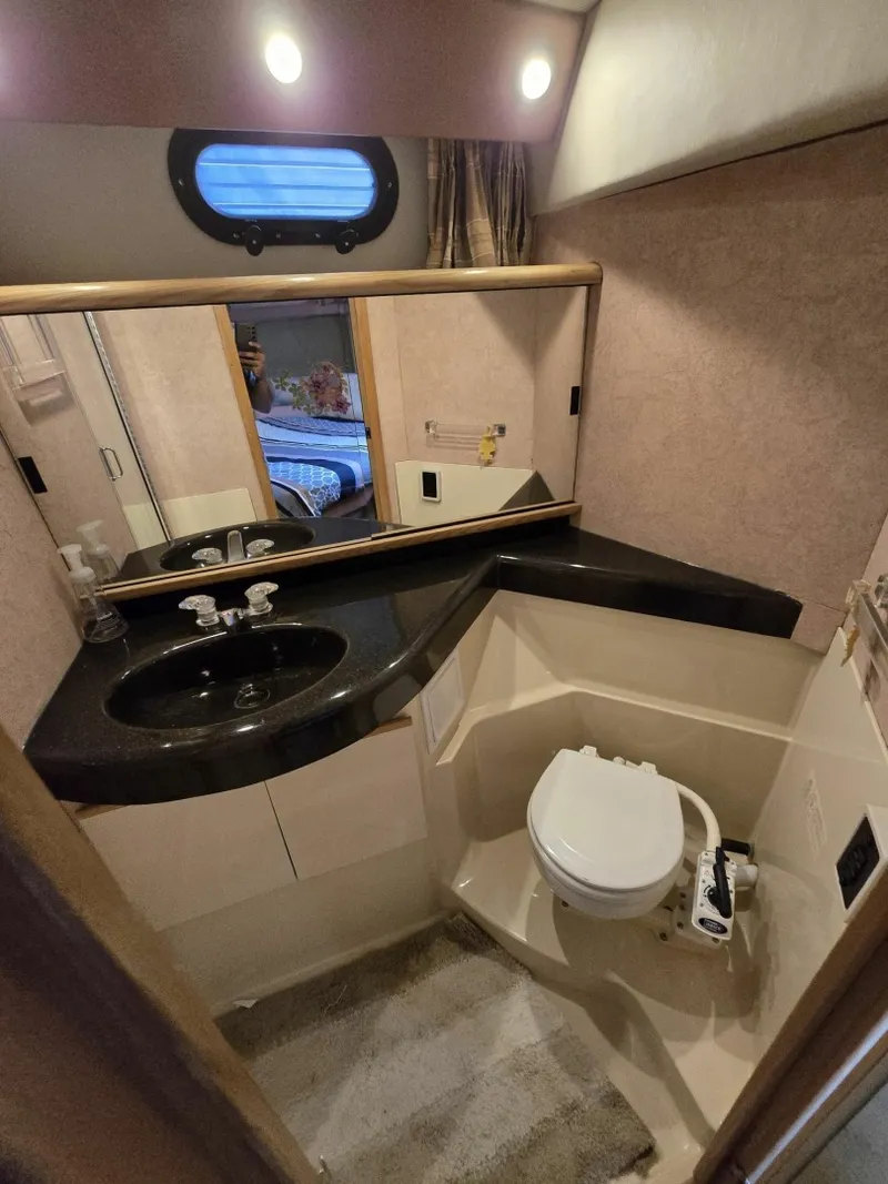 Slide: The Image of 1990 Bayliner 4387 Motoryacht 43 - 7834217