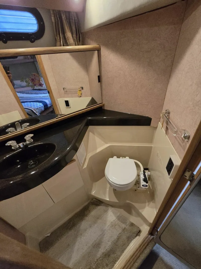 Slide: The Image of 1990 Bayliner 4387 Motoryacht 43 - 7834215