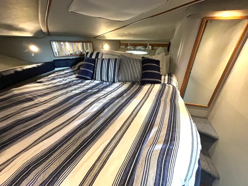 Slide: The Image of 1991 Sea Ray 400 Express Cruiser 40 - 7835648