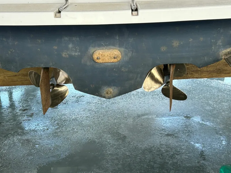 Slide: The Image of 1991 Sea Ray 400 Express Cruiser 40 - 7835664