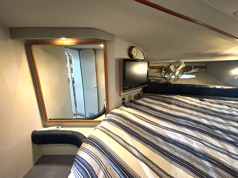 Slide: The Image of 1991 Sea Ray 400 Express Cruiser 40 - 7835649