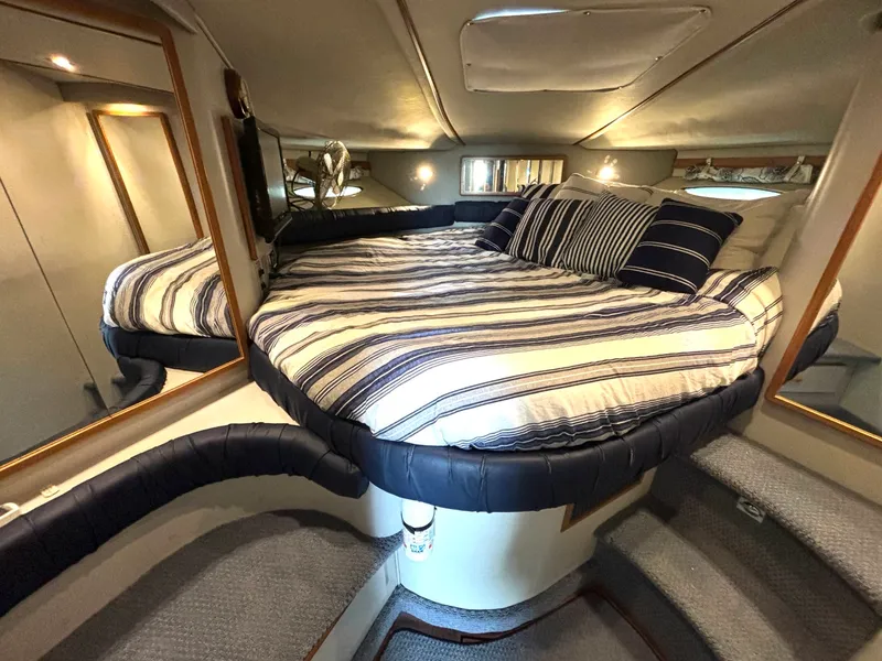 Slide: The Image of 1991 Sea Ray 400 Express Cruiser 40 - 7835647