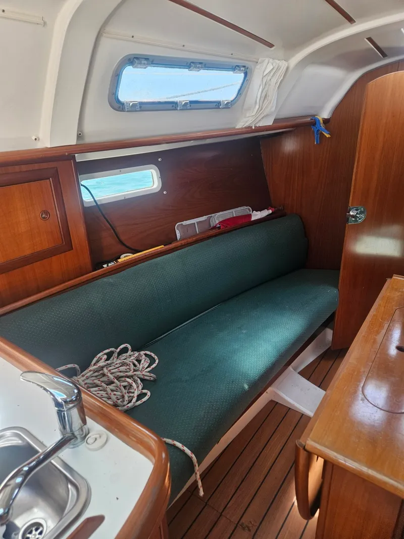 Slide: The Image of 2003 Beneteau 311 31 - 7835745