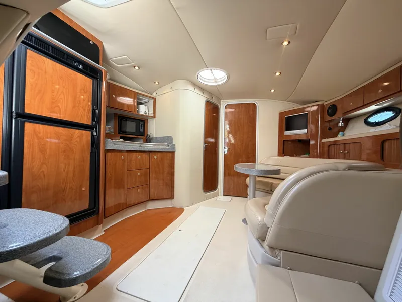 Slide: The Image of 2006 Larson Cabrio 370 37 - 7836182
