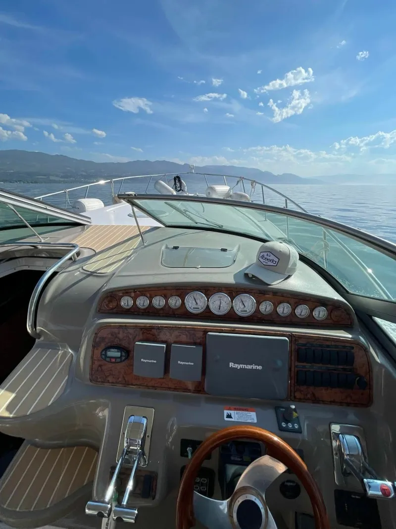 Slide: The Image of 2006 Larson Cabrio 370 37 - 7836154