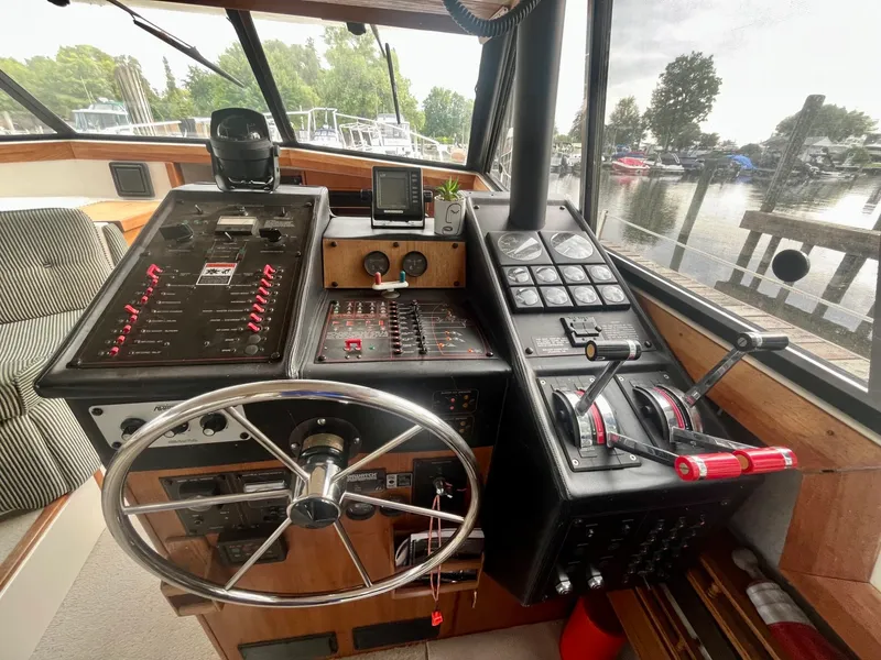 Slide: The Image of 1990 Bayliner 3888 Motoryacht 38 - 7836438