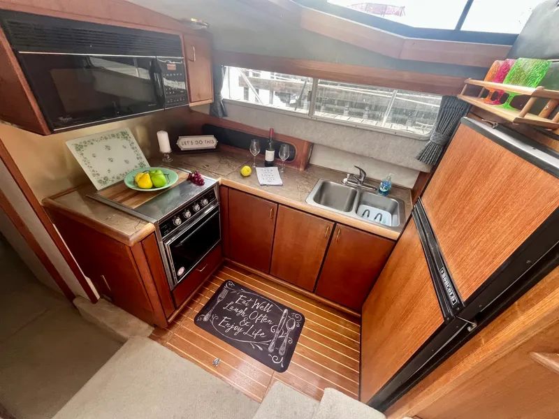 Slide: The Image of 1990 Bayliner 3888 Motoryacht 38 - 7836440