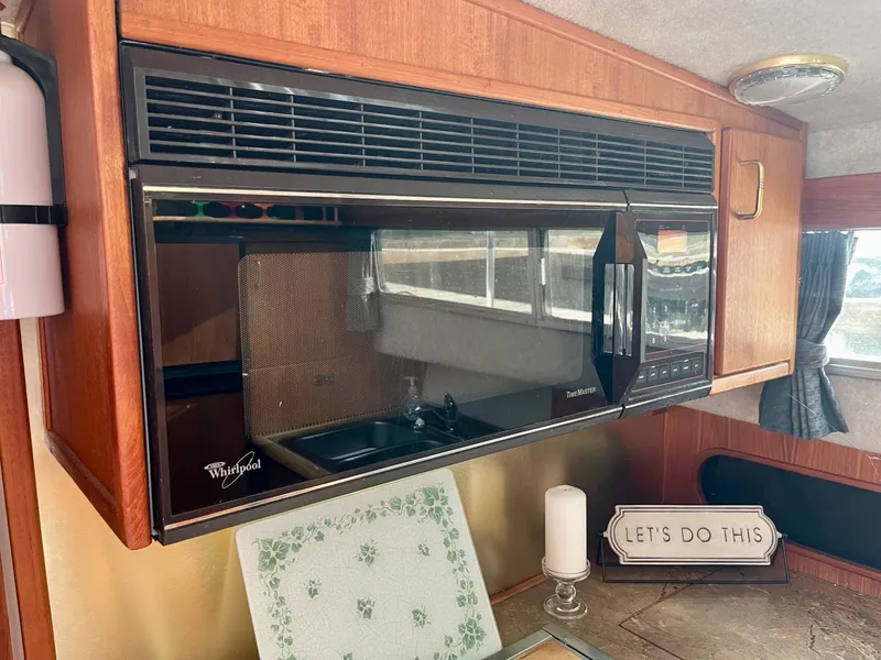 Slide: The Image of 1990 Bayliner 3888 Motoryacht 38 - 7836444