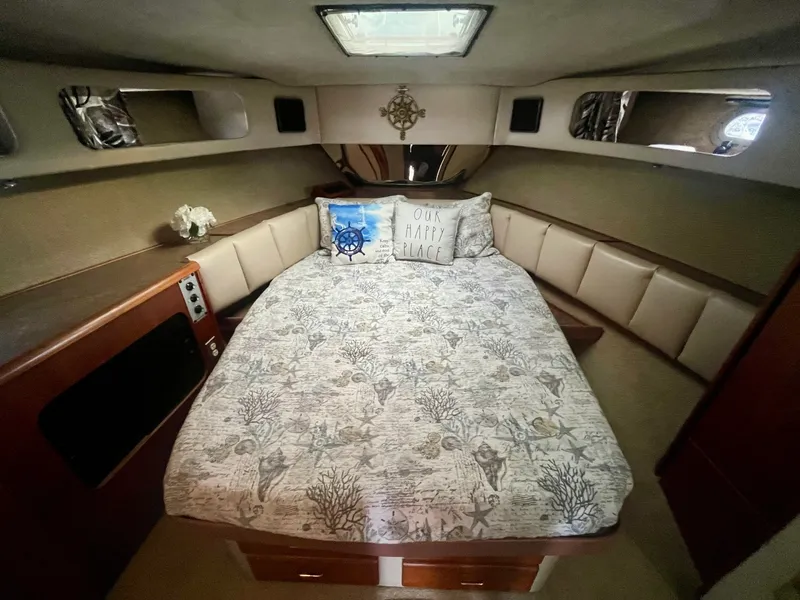 Slide: The Image of 1990 Bayliner 3888 Motoryacht 38 - 7836447