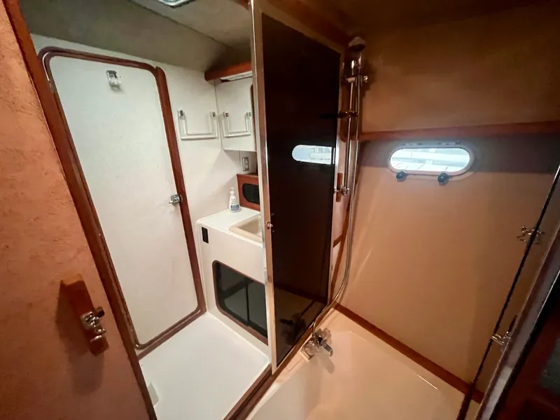 Slide: The Image of 1990 Bayliner 3888 Motoryacht 38 - 7836449