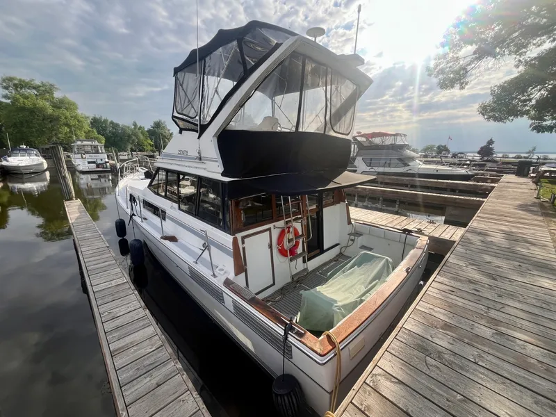 Slide: The Image of 1990 Bayliner 3888 Motoryacht 38 - 7836430