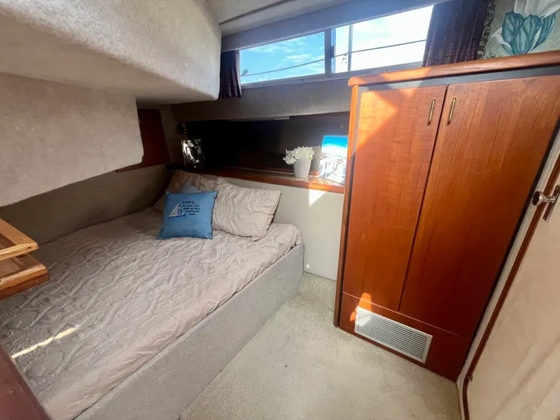 Slide: The Image of 1990 Bayliner 3888 Motoryacht 38 - 7836445