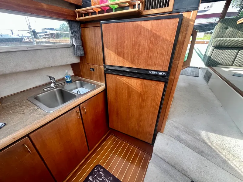 Slide: The Image of 1990 Bayliner 3888 Motoryacht 38 - 7836442