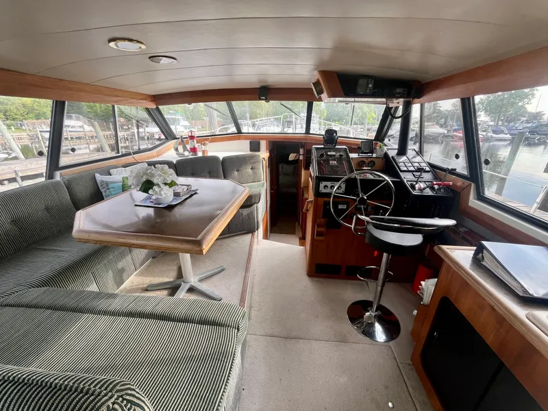 Slide: The Image of 1990 Bayliner 3888 Motoryacht 38 - 7836434