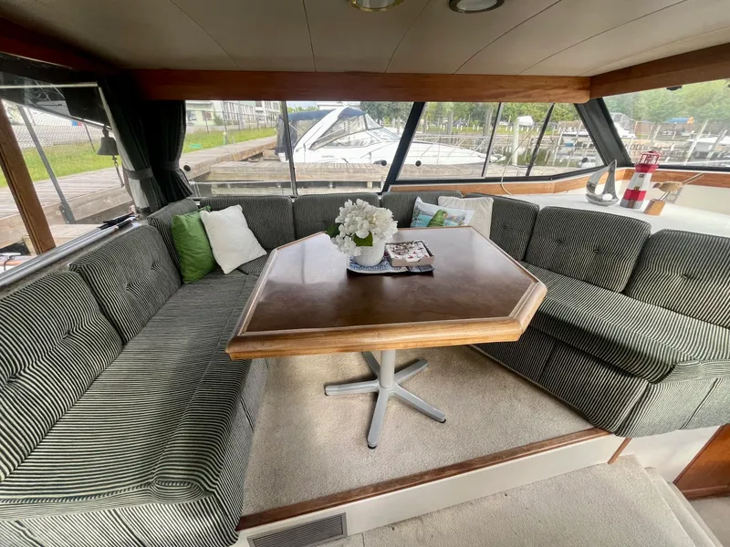 Slide: The Image of 1990 Bayliner 3888 Motoryacht 38 - 7836435