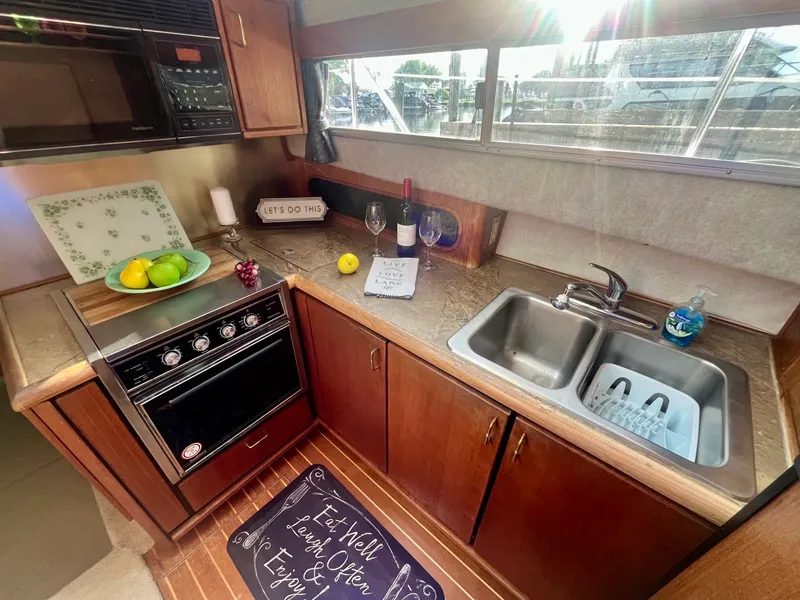 Slide: The Image of 1990 Bayliner 3888 Motoryacht 38 - 7836441