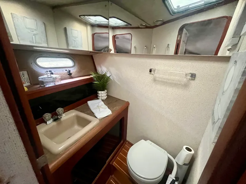 Slide: The Image of 1990 Bayliner 3888 Motoryacht 38 - 7836446
