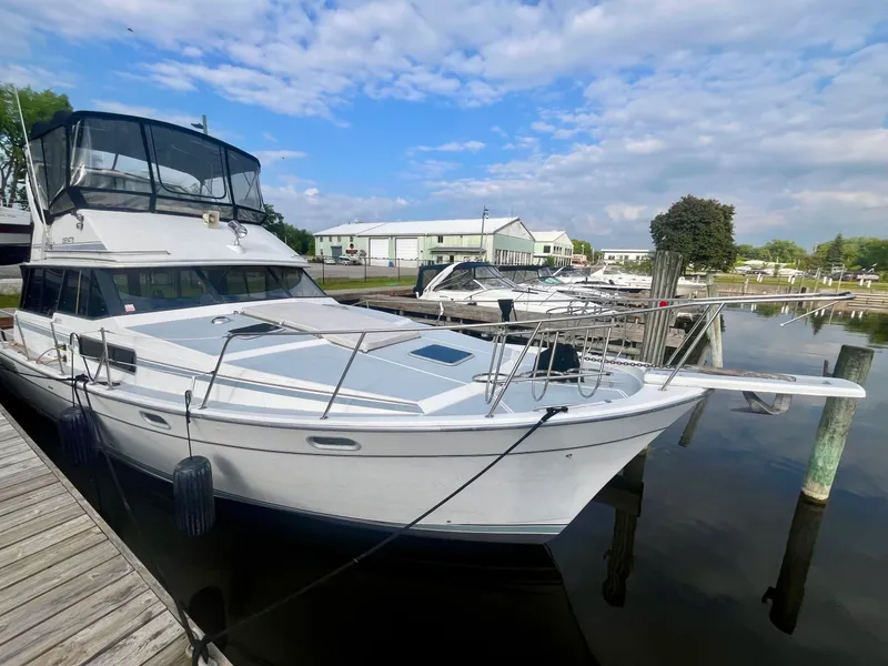 Slide: The Image of 1990 Bayliner 3888 Motoryacht 38 - 7836426