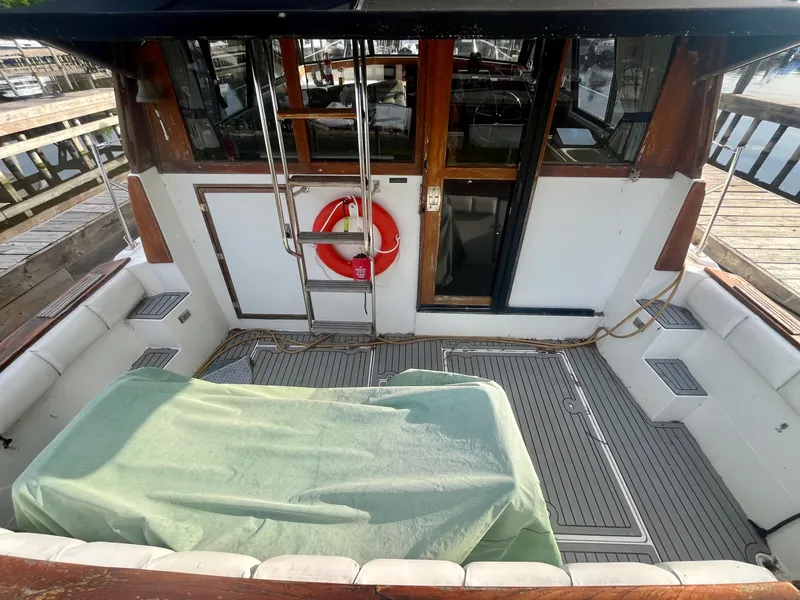 Slide: The Image of 1990 Bayliner 3888 Motoryacht 38 - 7836433