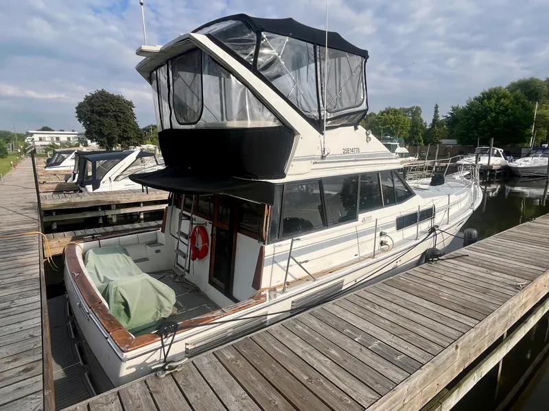 Slide: The Image of 1990 Bayliner 3888 Motoryacht 38 - 7836431