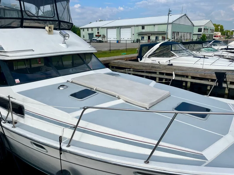 Slide: The Image of 1990 Bayliner 3888 Motoryacht 38 - 7836428