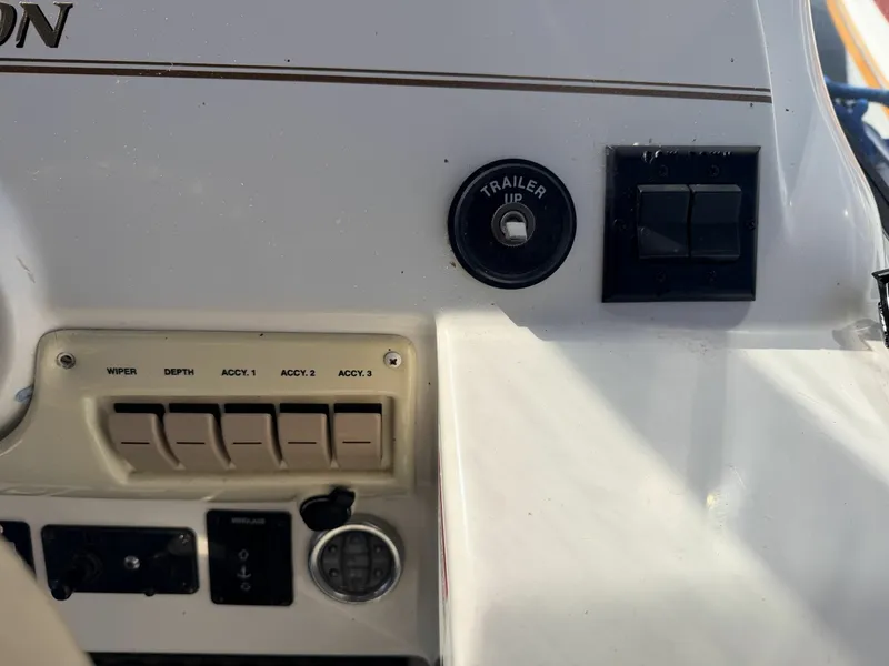 Slide: The Image of 2000 Larson Cabrio 330 33 - 7836571