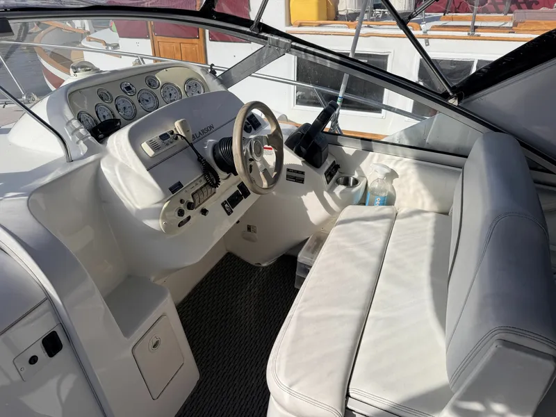 Slide: The Image of 2000 Larson Cabrio 330 33 - 7836568