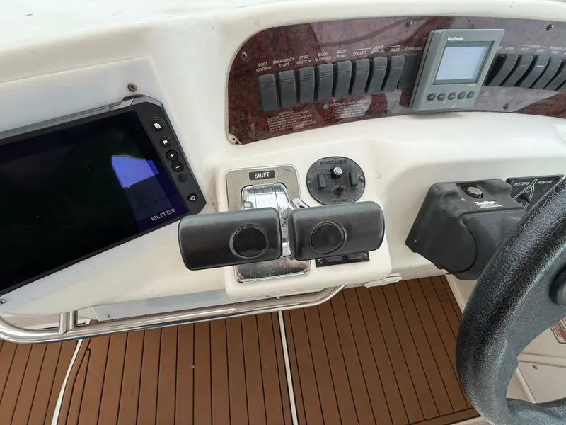 Slide: The Image of 1997 Sea Ray 330 Sundancer 33 - 7836831