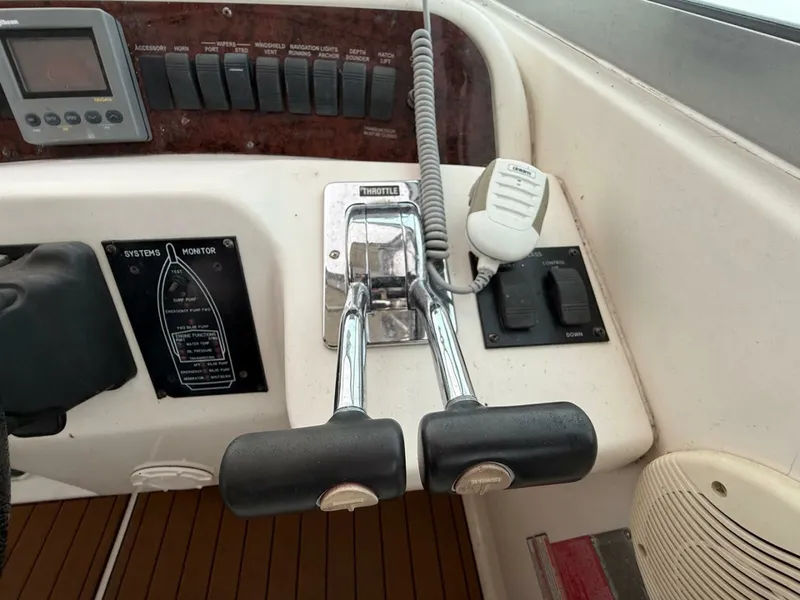Slide: The Image of 1997 Sea Ray 330 Sundancer 33 - 7836838