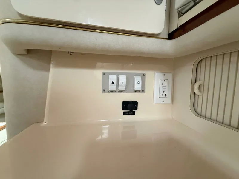 Slide: The Image of 1997 Sea Ray 330 Sundancer 33 - 7836866