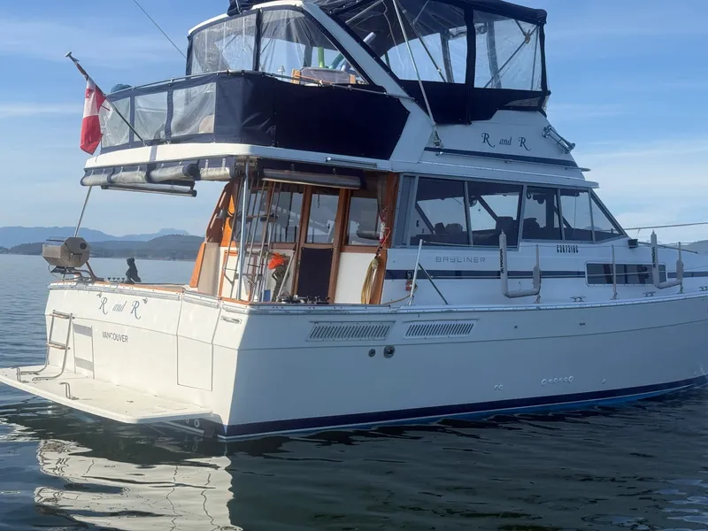 Slide: The Image of 1985 Bayliner 3870 Motoryacht 38 - 7836957