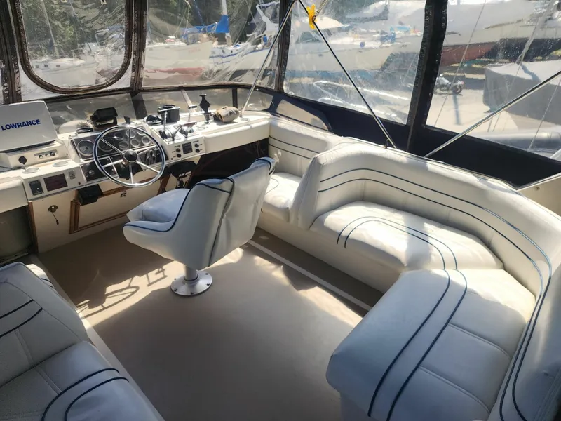 Slide: The Image of 1985 Bayliner 3870 Motoryacht 38 - 7836969