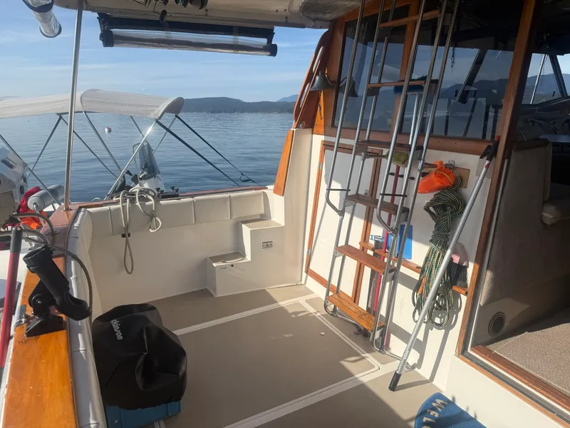 Slide: The Image of 1985 Bayliner 3870 Motoryacht 38 - 7836960