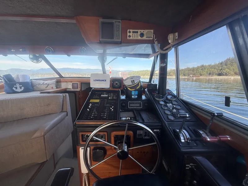 Slide: The Image of 1985 Bayliner 3870 Motoryacht 38 - 7836976