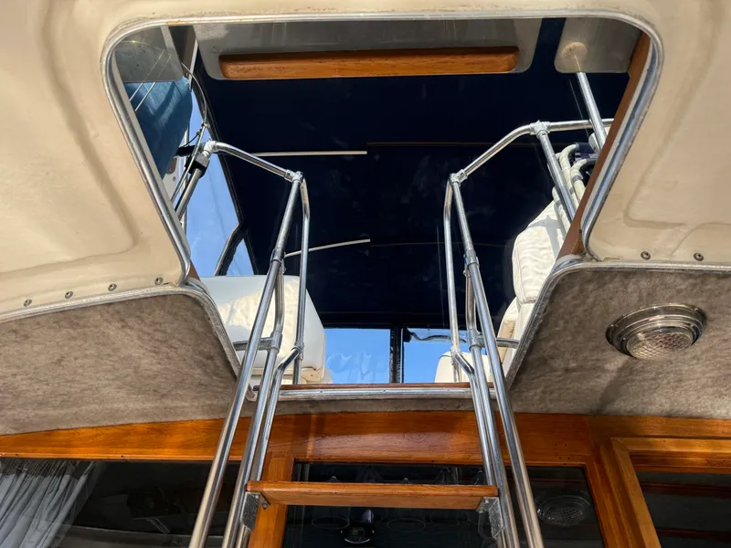 Slide: The Image of 1985 Bayliner 3870 Motoryacht 38 - 7836967