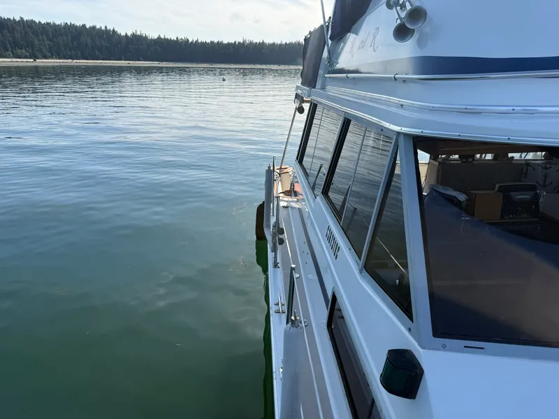 Slide: The Image of 1985 Bayliner 3870 Motoryacht 38 - 7836966