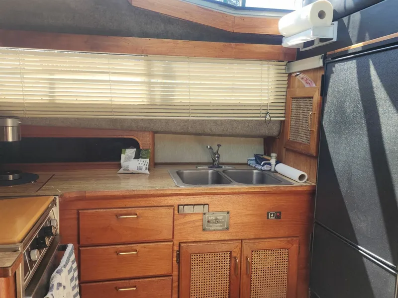 Slide: The Image of 1985 Bayliner 3870 Motoryacht 38 - 7836990