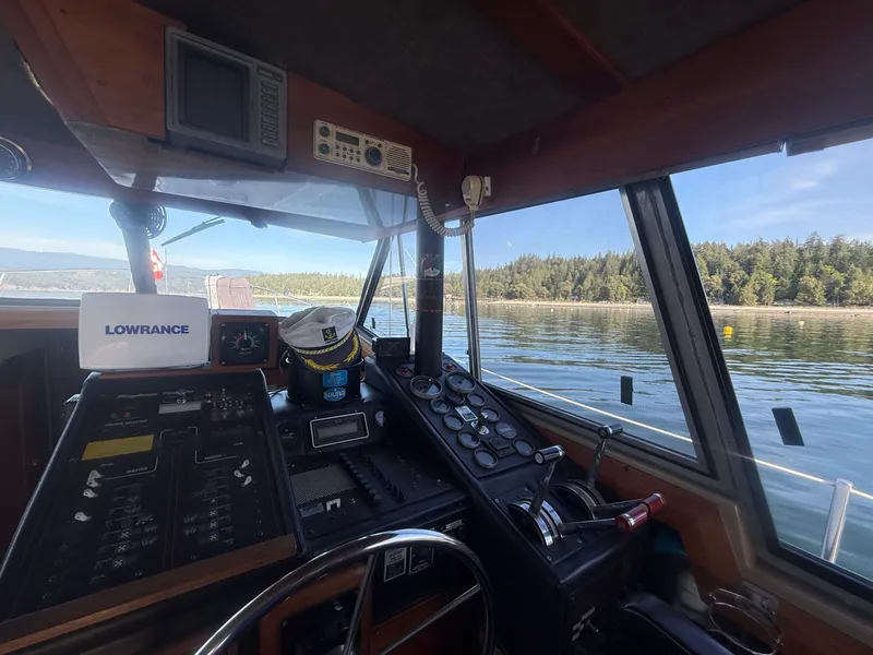 Slide: The Image of 1985 Bayliner 3870 Motoryacht 38 - 7836977