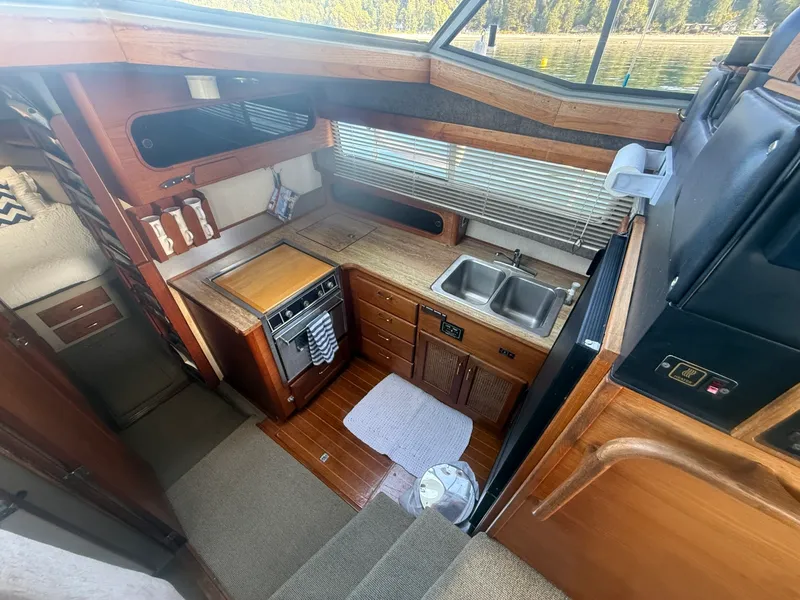 Slide: The Image of 1985 Bayliner 3870 Motoryacht 38 - 7836988