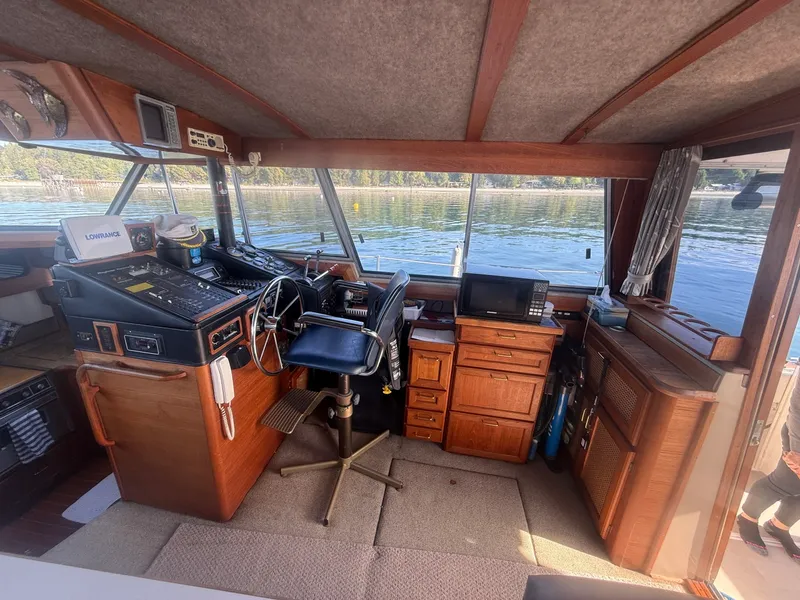 Slide: The Image of 1985 Bayliner 3870 Motoryacht 38 - 7836975