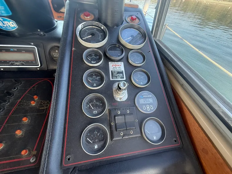Slide: The Image of 1985 Bayliner 3870 Motoryacht 38 - 7836983
