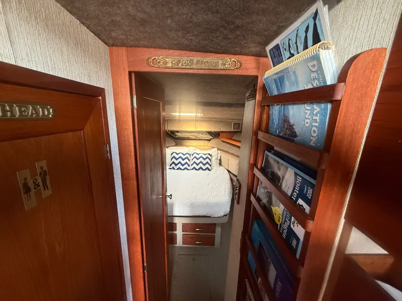 Slide: The Image of 1985 Bayliner 3870 Motoryacht 38 - 7836991