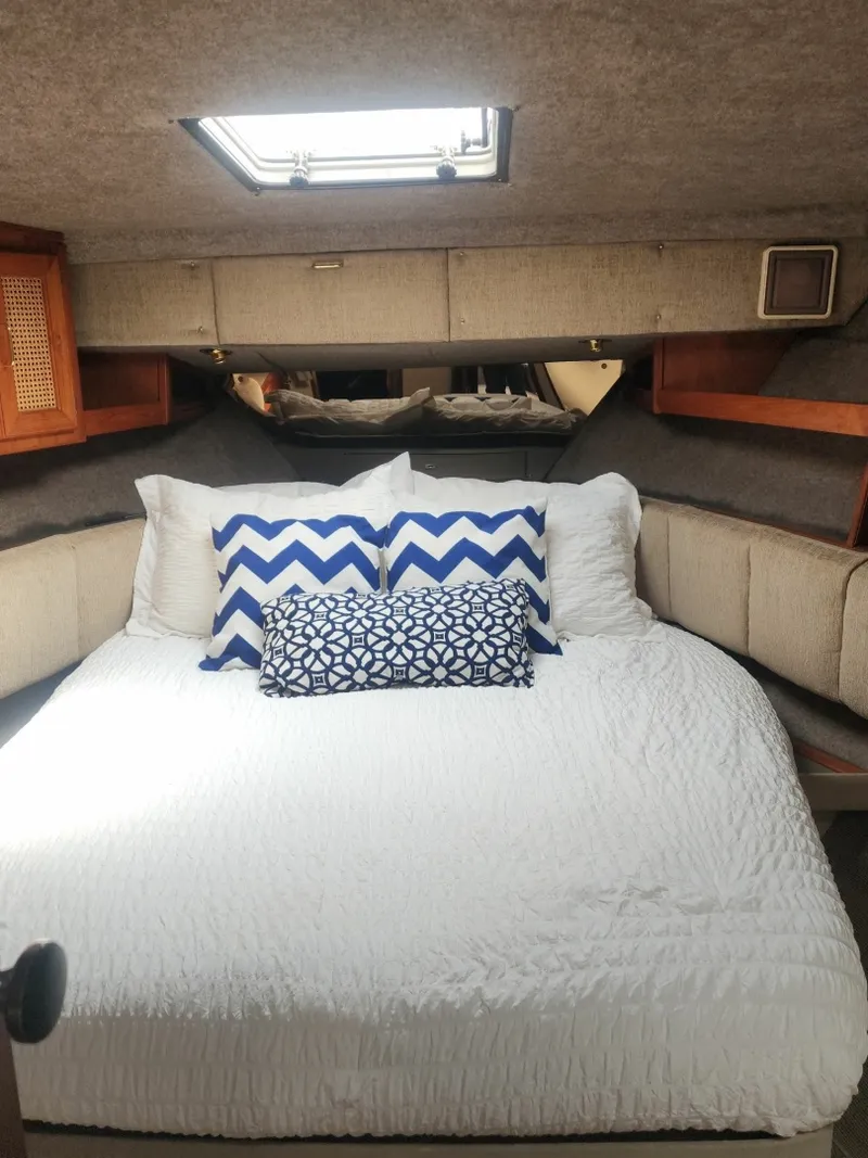 Slide: The Image of 1985 Bayliner 3870 Motoryacht 38 - 7837000
