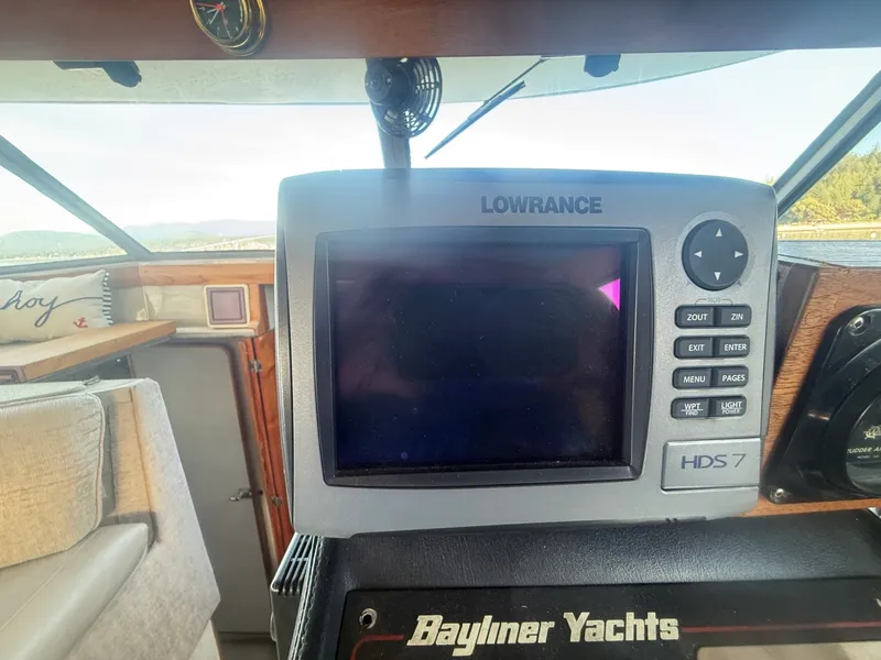 Slide: The Image of 1985 Bayliner 3870 Motoryacht 38 - 7836980
