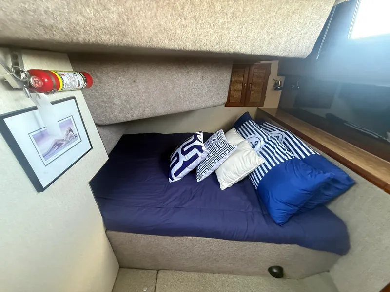 Slide: The Image of 1985 Bayliner 3870 Motoryacht 38 - 7836993