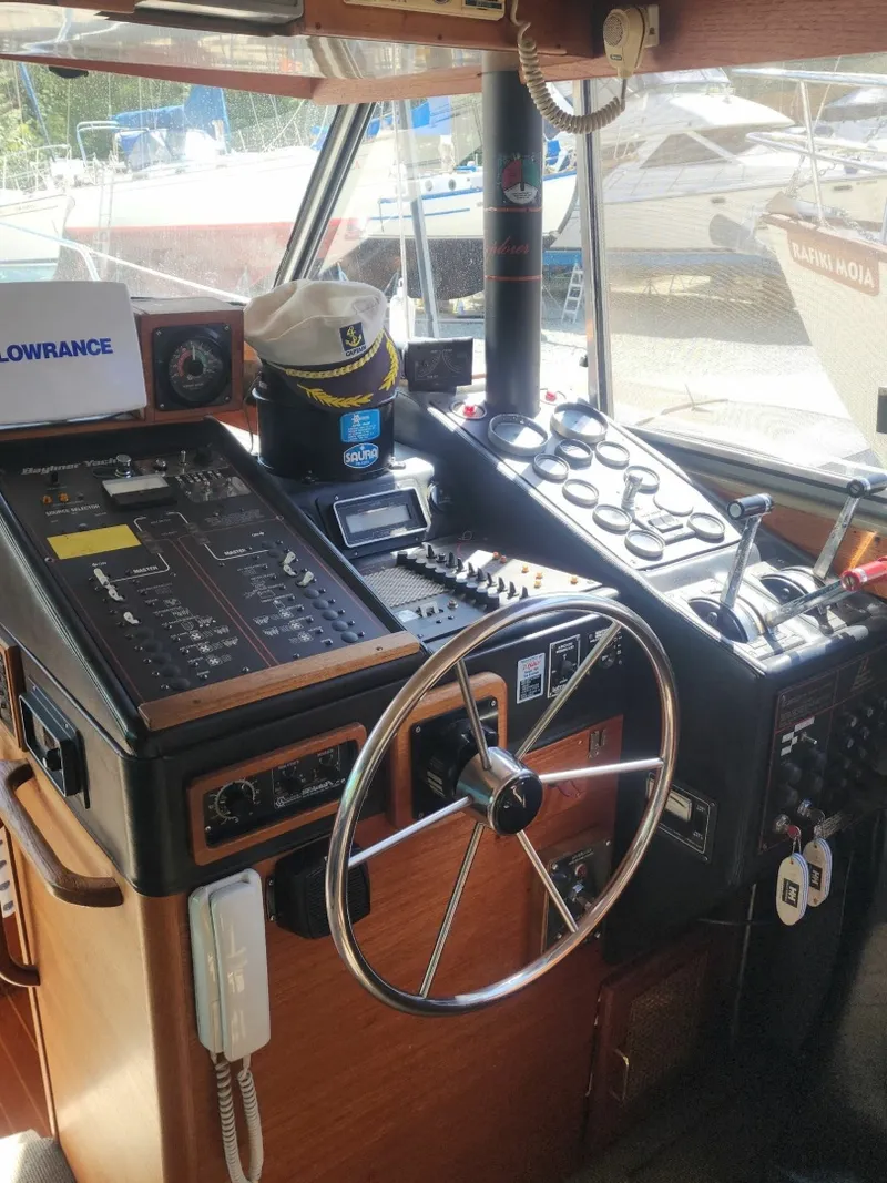 Slide: The Image of 1985 Bayliner 3870 Motoryacht 38 - 7836979