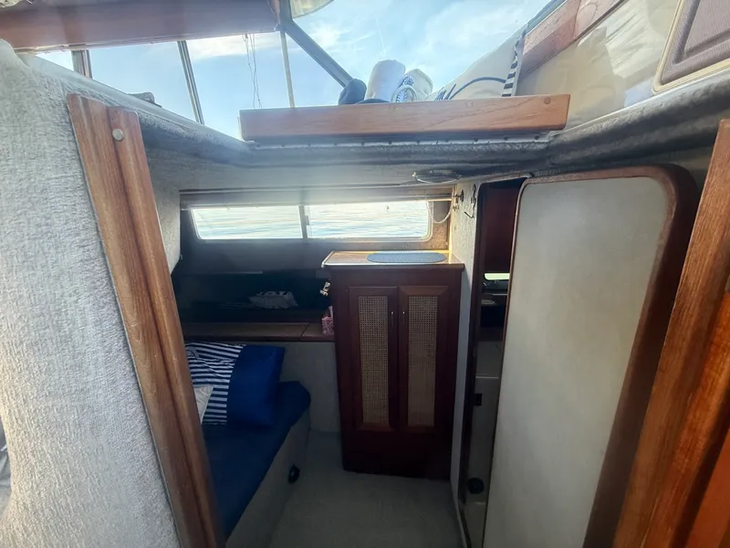 Slide: The Image of 1985 Bayliner 3870 Motoryacht 38 - 7836992