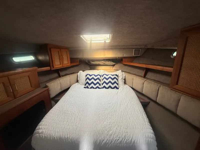 Slide: The Image of 1985 Bayliner 3870 Motoryacht 38 - 7836999