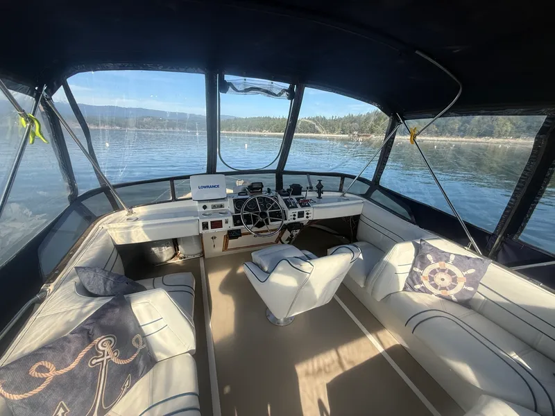 Slide: The Image of 1985 Bayliner 3870 Motoryacht 38 - 7836968